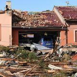 Viele Häuser sollen einsturzgefährdet sein. Die Polizei sperrte die Zufahrtswege zu mehreren Orten, um Schaulustige fernzuhalten. Schnelle Hilfe kam aus dem benachbarten Ausland: Österreich schickte 20 Krankenwagen und zwei Rettungshubschrauber, auch die benachbarte Slowakei entsandte mehrere Rettungswagen.