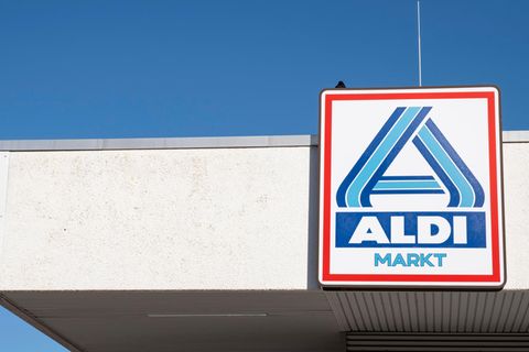 Ein Aldi-Markt. Der Discounter will stufenweise komplett aus dem Handel mit Billigfleisch aussteigen