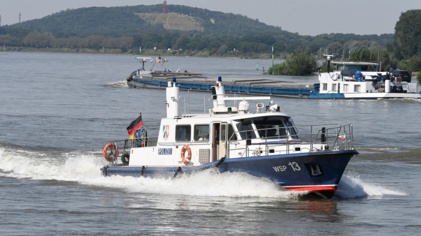 Einsatzkräfte der Feuerwehr suchen mit einem Boot  nach zwei vermissten Mädchen
