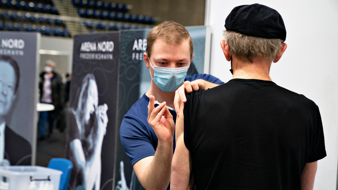 Einem Mann wird ein einem Impfzentrum in Dänemark eine Dosis mit einem Corona-Impfstoff injiziert (Archivfoto)