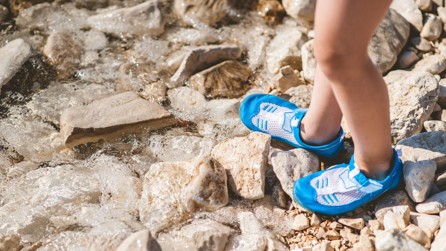 Badeschuhe schützen nicht nur vor steinigen Untergründen, sondern auch vor Hitze und rutschigen Flächen