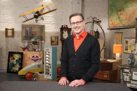 Detlev Kümmel steht im Studio von Bares für Rares in Pulheim und schaut in die Kamera
