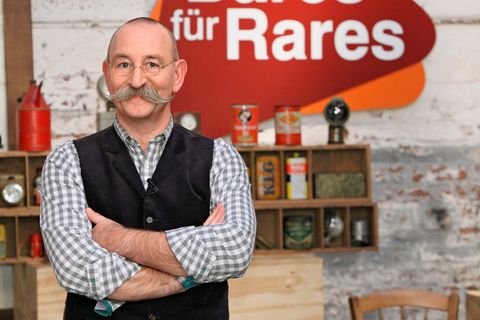 Horst Lichter steht im Studio von Bares für Rares in Pulheim