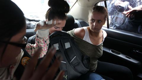 Michaella McCollum (r.) und Melissa Reid (l.) während ihres Prozesses 2013.