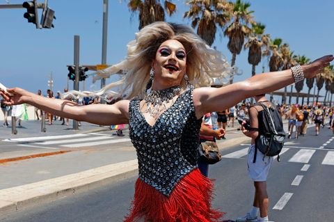 Bild 1 von 10 der Fotostrecke zum Klicken:  Endlich wieder am  Christopher Street Day auf die Straße gehen: In Israel ist es im Gegensatz zu vielen anderen Städten auf der Welt in diesem Jahr wieder möglich.