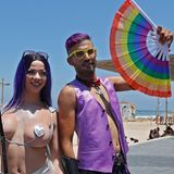 Im Zeichen des Regenbogens: Die Parade sei ein "Zeichen der Gleichberechtigung, Akzeptanz, Menschen- und Bürgerrechte", sagte Ron Huldai, der Bürgermeister von Tel Aviv.