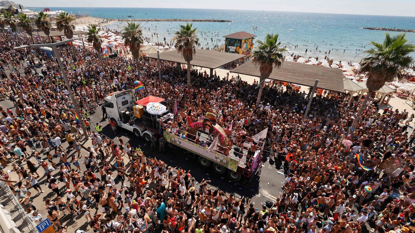 Zehntausende sind am Freitag auf der Strandpromenade von Tel Aviv zusammengekommen.