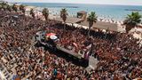 Zehntausende sind am Freitag auf der Strandpromenade von Tel Aviv zusammengekommen.