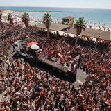 Zehntausende sind am Freitag auf der Strandpromenade von Tel Aviv zusammengekommen.