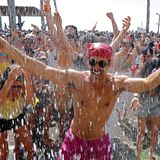 Strahlender Sonnenschein herrschte bei der Parade am Freitag. Da wird ein spontane Abkühlung bei 31 Grad im Schatten fällig.