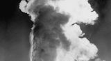 Auf den ersten Blick könnte man denken, es handele sich um einen Bombenabwurf. Doch was hier so imposant in die Höhe schießt ist der Geysir "Old Faithful", der hier bei einer Eruption im Yellowstone National Park 1946 von Alfred Eisenstaedt fotografiert wurde.