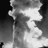 Auf den ersten Blick könnte man denken, es handele sich um einen Bombenabwurf. Doch was hier so imposant in die Höhe schießt ist der Geysir "Old Faithful", der hier bei einer Eruption im Yellowstone National Park 1946 von Alfred Eisenstaedt fotografiert wurde.