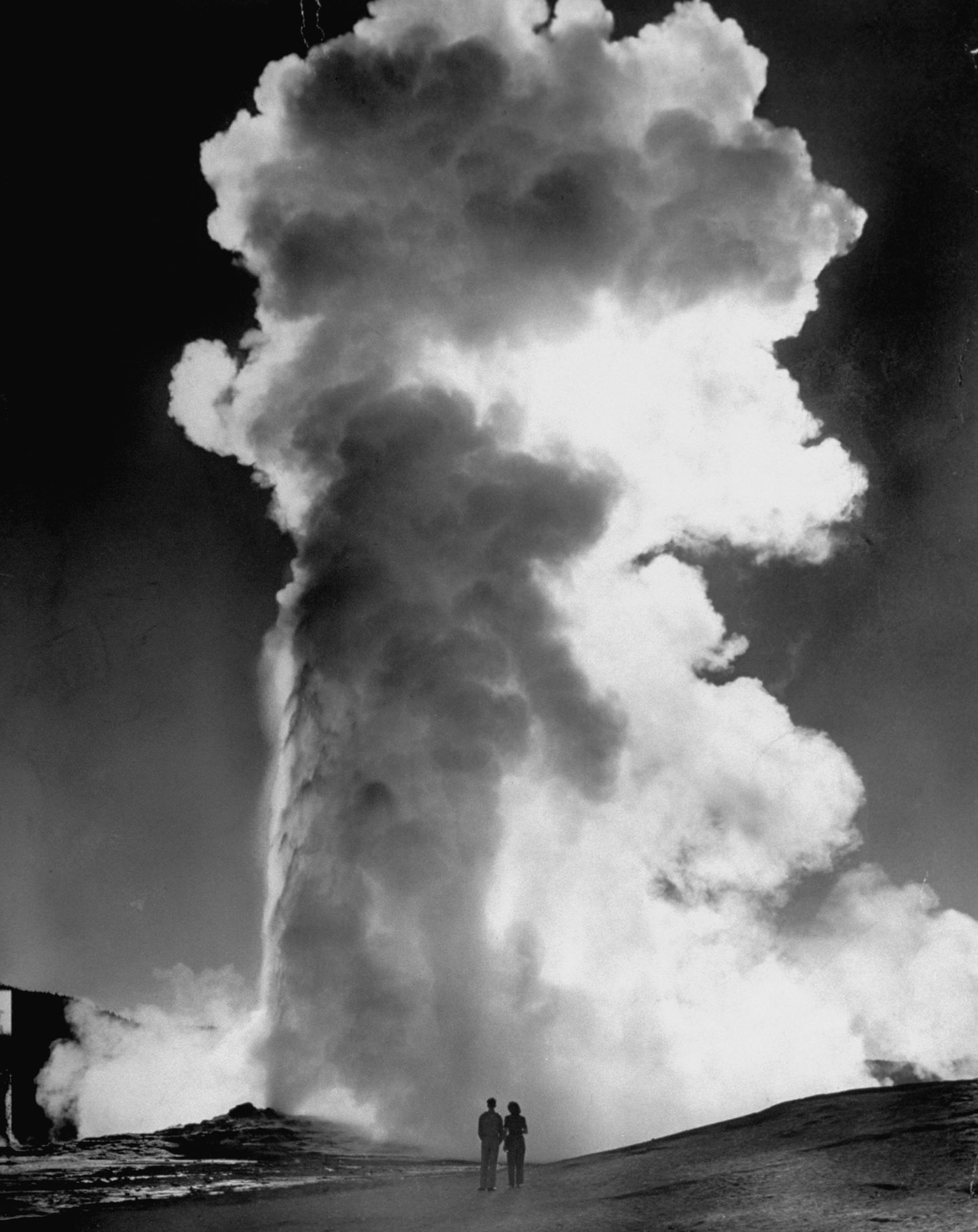 Auf den ersten Blick könnte man denken, es handele sich um einen Bombenabwurf. Doch was hier so imposant in die Höhe schießt ist der Geysir "Old Faithful", der hier bei einer Eruption im Yellowstone National Park 1946 von Alfred Eisenstaedt fotografiert wurde.