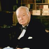 Der große englische Staatsmann Sir Winston Churchill 1956 an seinem Schreibtisch. Im Jahr zuvor war er nach einem Schlaganfall vom Amt des Premierministers zurückgetreten. In der britischen Politiker mischte er aber noch weiter mit: Bis 1964 saß er als Abgeordneter im Unterhaus.