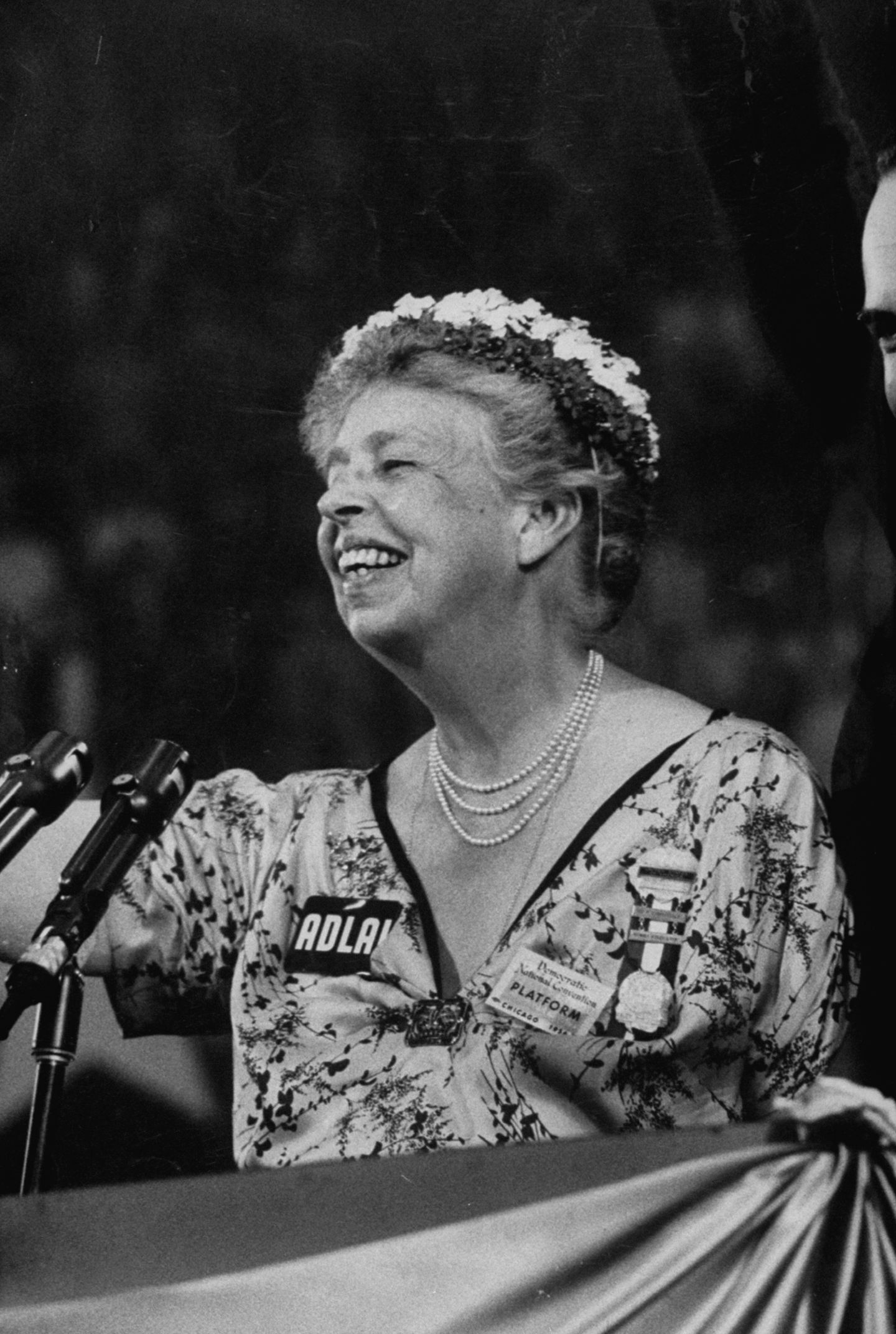 LIFE-Bilderkollektion : Zwölf Jahre lang war sie die First Lady, und auch nach dem Tod ihres Mannes Franklin Delano Roosevelt blieb Eleanor Roosevelt eine öffentliche Figur. 1956 unterstützte sie auf dem Nominierungsparteitag der Demokraten den Kandidaten Adlai Stevenson. Allerdings ohne Erfolg. Bei den Präsidentschaftswahlen unterlag er Amtsinhaber Dwight D. Eisenhower. Zwölf Jahre lang war sie die First Lady, und auch nach dem Tod ihres Mannes Franklin Delano Roosevelt blieb Eleanor Roosevelt eine öffentliche Figur. 1956 unterstützte sie auf dem Nominierungsparteitag der Demokraten den Kandidaten Adlai Stevenson. Allerdings ohne Erfolg. Bei den Präsidentschaftswahlen unterlag er Amtsinhaber Dwight D. Eisenhower.