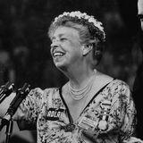 Zwölf Jahre lang war sie die First Lady, und auch nach dem Tod ihres Mannes Franklin Delano Roosevelt blieb Eleanor Roosevelt eine öffentliche Figur. 1956 unterstützte sie auf dem Nominierungsparteitag der Demokraten den Kandidaten Adlai Stevenson. Allerdings ohne Erfolg. Bei den Präsidentschaftswahlen unterlag er Amtsinhaber Dwight D. Eisenhower.