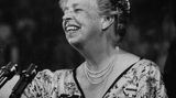 Zwölf Jahre lang war sie die First Lady, und auch nach dem Tod ihres Mannes Franklin Delano Roosevelt blieb Eleanor Roosevelt eine öffentliche Figur. 1956 unterstützte sie auf dem Nominierungsparteitag der Demokraten den Kandidaten Adlai Stevenson. Allerdings ohne Erfolg. Bei den Präsidentschaftswahlen unterlag er Amtsinhaber Dwight D. Eisenhower.