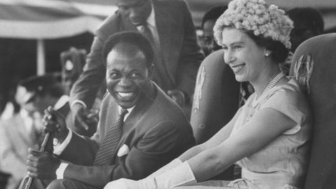 1961 fuhr die britische Königin Elisabeth II. auf einen umstrittenen Staatsbesuch nach Ghana. Erst vier Jahre zuvor war das Land von Großbritannien unabhängig geworden und Präsident Kwame Nkrumah rückte das Land näher an die Sowjetunion heran. Die Reise der Queen galt als gefährlich. Doch die junge Monarchin verstand sich gut mit Nkrumah - Höhepunkt der Reise war ein gemeinsamer Tanz, der das Eis endgültig brach. Letztlich erreichte Elisabeth ihr Ziel. Ghana blieb im Commonwealth - und verhinderte so, dass dieser Staatenbund auseinanderbrach.