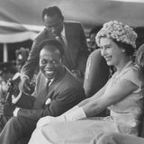 1961 fuhr die britische Königin Elisabeth II. auf einen umstrittenen Staatsbesuch nach Ghana. Erst vier Jahre zuvor war das Land von Großbritannien unabhängig geworden und Präsident Kwame Nkrumah rückte das Land näher an die Sowjetunion heran. Die Reise der Queen galt als gefährlich. Doch die junge Monarchin verstand sich gut mit Nkrumah - Höhepunkt der Reise war ein gemeinsamer Tanz, der das Eis endgültig brach. Letztlich erreichte Elisabeth ihr Ziel. Ghana blieb im Commonwealth - und verhinderte so, dass dieser Staatenbund auseinanderbrach.
