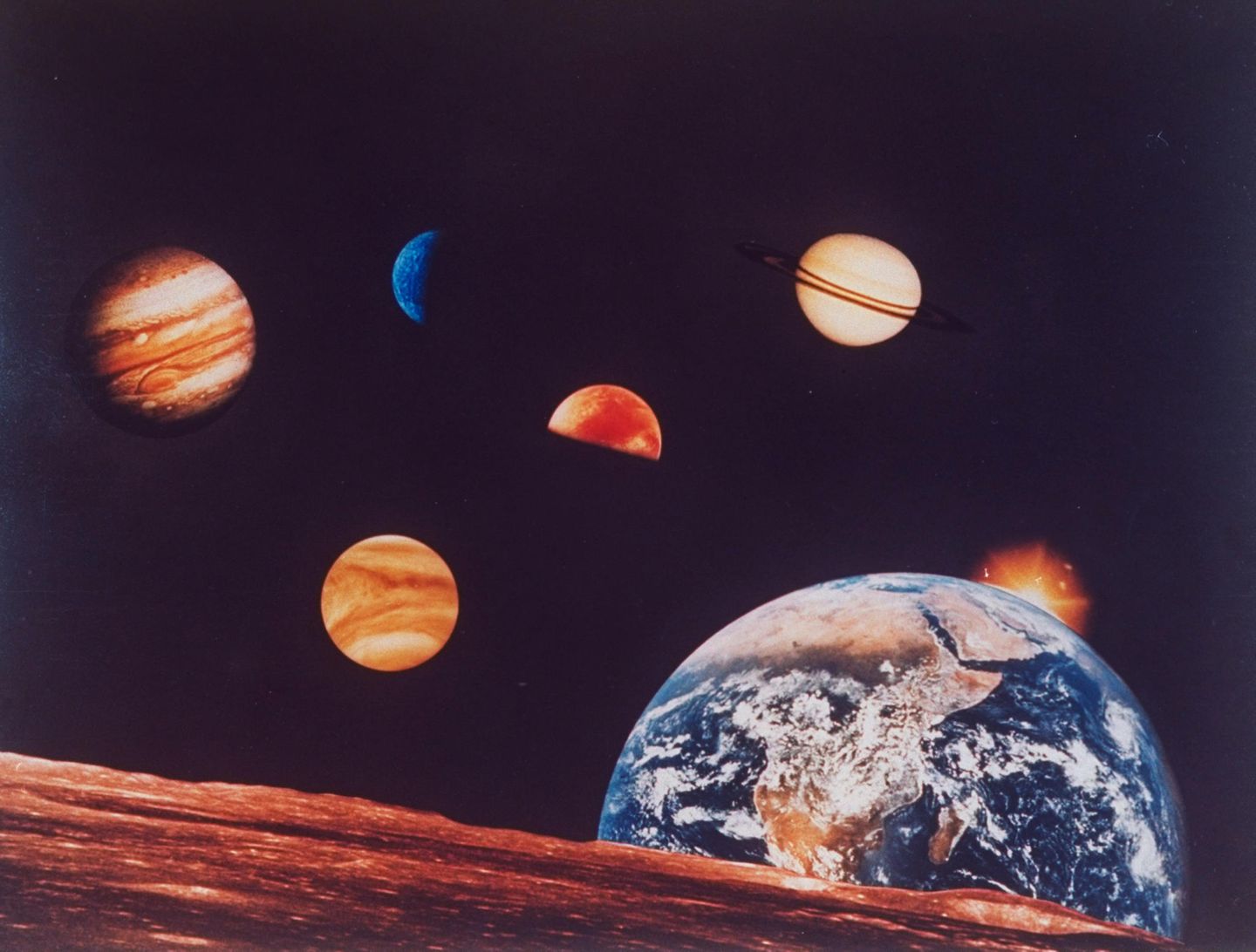 Diese von der NASA bereitgestellte Collage zeigt die Erde (r.) sowie die Sonne, Jupiter, Venus, Mercur, Mars und Saturn. Die Aufnahmen stammen von der Mission Apollo 17, dem bislang letzten bemannten Flug zum Mond.