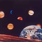 Diese von der NASA bereitgestellte Collage zeigt die Erde (r.) sowie die Sonne, Jupiter, Venus, Mercur, Mars und Saturn. Die Aufnahmen stammen von der Mission Apollo 17, dem bislang letzten bemannten Flug zum Mond.