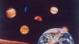 Diese von der NASA bereitgestellte Collage zeigt die Erde (r.) sowie die Sonne, Jupiter, Venus, Mercur, Mars und Saturn. Die Aufnahmen stammen von der Mission Apollo 17, dem bislang letzten bemannten Flug zum Mond.