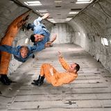 Der 21. Juli 1969 war ein historisch bedeutendes Datum: An diesem Tag betraten erstmals Menschen den Mond. Die Mission Apollo 11 war von langer Hand geplant. Bereits Jahre vorher trainierten Astronauten für diese Reise und den Aufenthalt an einem Ort ohne Erdanziehungskraft. Hier schweben Buzz Aldrin, Charles Bassett und Theodore Freeman bei einer Übung durch den Raum. Aldrin schaffte es tatsächlich auf den Mond und war nach Neil Armstrong der zweite Mensch, der diesen Himmelskörper betrat.