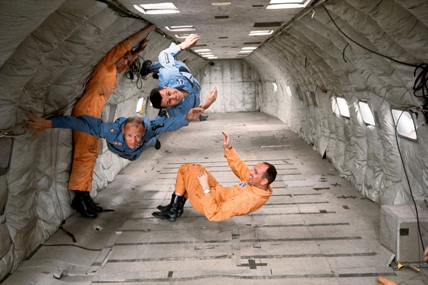 LIFE-Bilderkollektion : Der 21. Juli 1969 war ein historisch bedeutendes Datum: An diesem Tag betraten erstmals Menschen den Mond. Die Mission Apollo 11 war von langer Hand geplant. Bereits Jahre vorher trainierten Astronauten für diese Reise und den Aufenthalt an einem Ort ohne Erdanziehungskraft. Hier schweben Buzz Aldrin, Charles Bassett und Theodore Freeman bei einer Übung durch den Raum. Aldrin schaffte es tatsächlich auf den Mond und war nach Neil Armstrong der zweite Mensch, der diesen Himmelskörper betrat. Der 21. Juli 1969 war ein historisch bedeutendes Datum: An diesem Tag betraten erstmals Menschen den Mond. Die Mission Apollo 11 war von langer Hand geplant. Bereits Jahre vorher trainierten Astronauten für diese Reise und den Aufenthalt an einem Ort ohne Erdanziehungskraft. Hier schweben Buzz Aldrin, Charles Bassett und Theodore Freeman bei einer Übung durch den Raum. Aldrin schaffte es tatsächlich auf den Mond und war nach Neil Armstrong der zweite Mensch, der diesen Himmelskörper betrat.