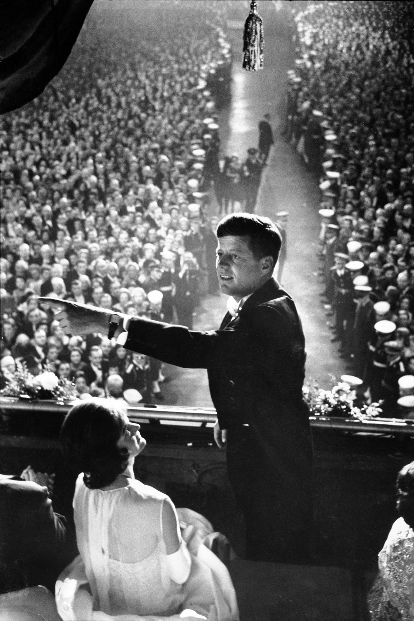 Er gewann denkbar knapp gegen Richard Nixon, und doch verbanden sich mit seiner Wahl große Hoffnungen: John F. Kennedy verkörperte für viele Aufbruch und jugendlichen Optimismus. Zu seiner Amtseinführung am 20. Januar 1961 kamen zahlreiche berühmte Künstler, darunter die Schriftsteller John Steinbeck, Ernest Hemingway und Brendan Behan sowie Maler Mark Rothko. Seine Amtszeit dauerte jedoch kaum mehr als 1000 Tage - er wurde am 22. November 1963 ermordet.