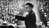Er gewann denkbar knapp gegen Richard Nixon, und doch verbanden sich mit seiner Wahl große Hoffnungen: John F. Kennedy verkörperte für viele Aufbruch und jugendlichen Optimismus. Zu seiner Amtseinführung am 20. Januar 1961 kamen zahlreiche berühmte Künstler, darunter die Schriftsteller John Steinbeck, Ernest Hemingway und Brendan Behan sowie Maler Mark Rothko. Seine Amtszeit dauerte jedoch kaum mehr als 1000 Tage - er wurde am 22. November 1963 ermordet.