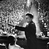 Er gewann denkbar knapp gegen Richard Nixon, und doch verbanden sich mit seiner Wahl große Hoffnungen: John F. Kennedy verkörperte für viele Aufbruch und jugendlichen Optimismus. Zu seiner Amtseinführung am 20. Januar 1961 kamen zahlreiche berühmte Künstler, darunter die Schriftsteller John Steinbeck, Ernest Hemingway und Brendan Behan sowie Maler Mark Rothko. Seine Amtszeit dauerte jedoch kaum mehr als 1000 Tage - er wurde am 22. November 1963 ermordet.