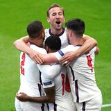 England  Aussichten: Gegen Deutschland ist alles möglich – Triumph oder Niederlage  Die Erwartungen sind hoch in England – so wie immer. Nur gewonnen haben die Three Lions nie etwas außer der Weltmeisterschaft von 1966. Nicht mal ein Finale haben sie seitdem erreicht. Das wird diesmal nicht anders sein, auch wenn sie die Deutschen im Achtelfinale schlagen. Was für sie spricht: die enorme Defensivstärke. Sie haben in der Vorrunde kein Tor kassiert. Dafür haben sie auch nur zwei geschossen, sind aber trotzdem Gruppensieger geworden. Auch das ist eine Kunst. Das Problem: Wegen ihrer langen Saison und der größeren Anzahl der Spiele, geht den Premier-League-Profis bei großen Turnieren irgendwann die Luft aus.