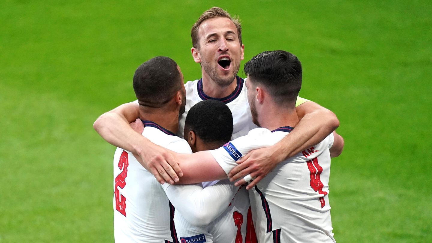 EM 2021: England Aussichten: Gegen Deutschland ist alles möglich – Triumph oder Niederlage Die Erwartungen sind hoch in England – so wie immer. Nur gewonnen haben die Three Lions nie etwas außer der Weltmeisterschaft von 1966. Nicht mal ein Finale haben sie seitdem erreicht. Das wird diesmal nicht anders sein, auch wenn sie die Deutschen im Achtelfinale schlagen. Was für sie spricht: die enorme Defensivstärke. Sie haben in der Vorrunde kein Tor kassiert. Dafür haben sie auch nur zwei geschossen, sind aber trotzdem Gruppensieger geworden. Auch das ist eine Kunst. Das Problem: Wegen ihrer langen Saison und der größeren Anzahl der Spiele, geht den Premier-League-Profis bei großen Turnieren irgendwann die Luft aus. England Aussichten: Gegen Deutschland ist alles möglich – Triumph oder Niederlage Die Erwartungen sind hoch in England – so wie immer. Nur gewonnen haben die Three Lions nie etwas außer der Weltmeisterschaft von 1966. Nicht mal ein Finale haben sie seitdem erreicht. Das wird diesmal nicht anders sein, auch wenn sie die Deutschen im Achtelfinale schlagen. Was für sie spricht: die enorme Defensivstärke. Sie haben in der Vorrunde kein Tor kassiert. Dafür haben sie auch nur zwei geschossen, sind aber trotzdem Gruppensieger geworden. Auch das ist eine Kunst. Das Problem: Wegen ihrer langen Saison und der größeren Anzahl der Spiele, geht den Premier-League-Profis bei großen Turnieren irgendwann die Luft aus.
