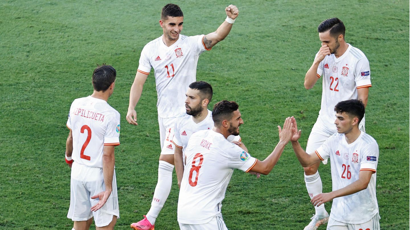 EM 2021: Spanien Aussichten: Kroatien ist ein verdammt dicker Brocken Die Spanier sind im letzten Gruppenspiel förmlich explodiert. Nach zwei enttäuschenden Unentschieden gegen Polen und Schweden musste die Slowakei mit 0:5 dran glauben. Allerdings hat die Solwakei nicht die Qualität der ersten beiden Gegner. Mit dem 18-jährigen Pedri (mit der Nummer 26) vom FC Barcelona hat Spanien eines der aufregendsten Talente überhaupt in seinen Reihen. Gegen Kroatien braucht Spanien eine konzentrierte und geschlossene Leistung und die Offensive sollte besser funktionieren als in den ersten beiden Spielen. Dann ist mit dem Team von Luis Enrique zu rechnen. Spanien Aussichten: Kroatien ist ein verdammt dicker Brocken Die Spanier sind im letzten Gruppenspiel förmlich explodiert. Nach zwei enttäuschenden Unentschieden gegen Polen und Schweden musste die Slowakei mit 0:5 dran glauben. Allerdings hat die Solwakei nicht die Qualität der ersten beiden Gegner. Mit dem 18-jährigen Pedri (mit der Nummer 26) vom FC Barcelona hat Spanien eines der aufregendsten Talente überhaupt in seinen Reihen. Gegen Kroatien braucht Spanien eine konzentrierte und geschlossene Leistung und die Offensive sollte besser funktionieren als in den ersten beiden Spielen. Dann ist mit dem Team von Luis Enrique zu rechnen.