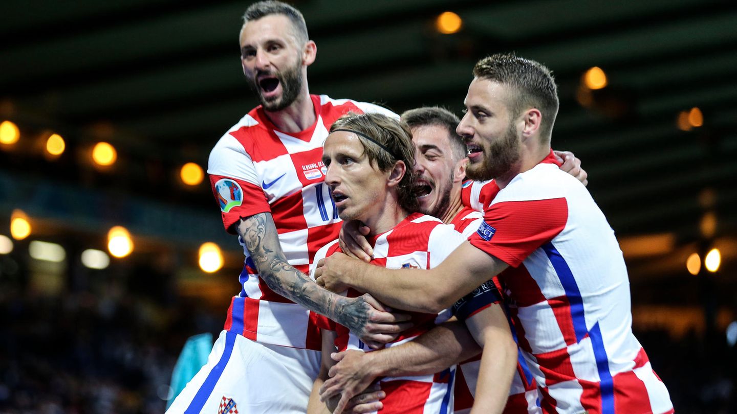 Kroatien  Aussichten: Spanien ist ein verdammt dicker Brocken  Kroatien ist schwer einzuschätzen. Nominell hat der Vize-Weltmeister von 2018 eine sehr starke Mannschaft, aber in den ersten beiden Partien zeigte er sein Potenzial kaum. Erst in der dritten Partie gegen Schottland blitzte die Kunst der Kroaten auf. Kopf der Mannschaft ist und bleibt Luka Modric von Real Madrid, der 35 Jahre alt ist. Gegen Spanien muss auf jeden Fall eine deutliche Leistungssteigerung her, sonst wird das nichts.