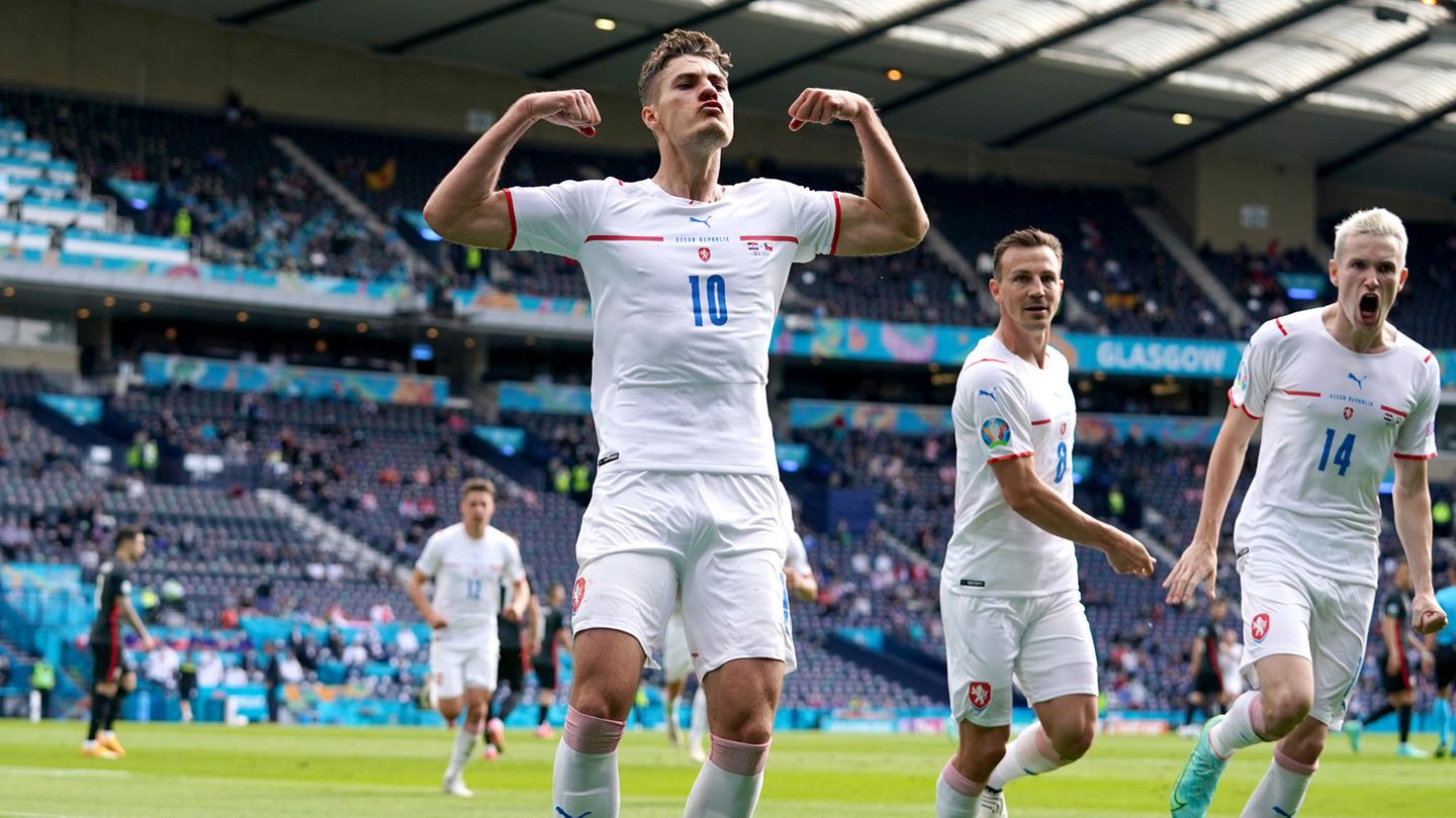 Tschechien  Aussichten: Gegen Holland wird’s schwer  Zum Auftakt gelang ihnen ein 2:0-Sieg gegen Schottland und Patrick Schick von Bayer Leverkusen erzielte das Sensationstor der EM aus 45 Metern. Aber seitdem machen die Tschechen eher den Eindruck, als würden sie kontinuierlich abbauen. Gegen schwache Kroaten war nur ein 1:1 drin und gegen England ging nichts mehr (0:1). Vermutlich ist gegen die Niederlande im Achtelfinale Schluss.