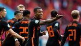 Niederlande  Aussichten: Oranje spaziert gegen Tschechien ins Viertelfinale  Endlich wieder bei einem großen Turnier dabei: Die EM 2016 und die WM in Russland 2018 haben die Niederländer verpasst, umso größer ist die Sehnsucht der Fans nach Erfolgen. Und die Elftal liefert. Trainer Frank de Boer spielt zwar nicht im gewohnten 4-3-3-System, bislang liegt er damit aber richtig. Drei Siege in der Vorrunde sprechen eine deutliche Sprache. Die Niederlande sind ein möglicher Halbfinalgegner der Deutschen.