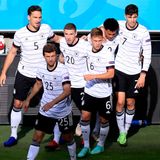 Deutschland  Aussichten: unvorhersehbar  Das DFB-Team ist eine Wundertüte. Dem begeisternden Spiel gegen Portugal folgte die schwerfällige und teils desolate Vorstellung gegen Ungarn. Die Mannschaft hat unendlich viel Potenzial, aber Trainer Joachim Löw fehlt manchmal das Händchen, die Taktik und Auswahl der Spieler zu einem funktionierenden Mix zusammenzurühren und das Team zu motivieren. Zudem schleppt sie alte Schwächen durch das Turnier wie das unkonzentrierte Abwehrverhalten, das phasenweise Slapstick-Charakter annimmt (siehe Ungarn). Deswegen sind Vorhersagen kaum möglich.