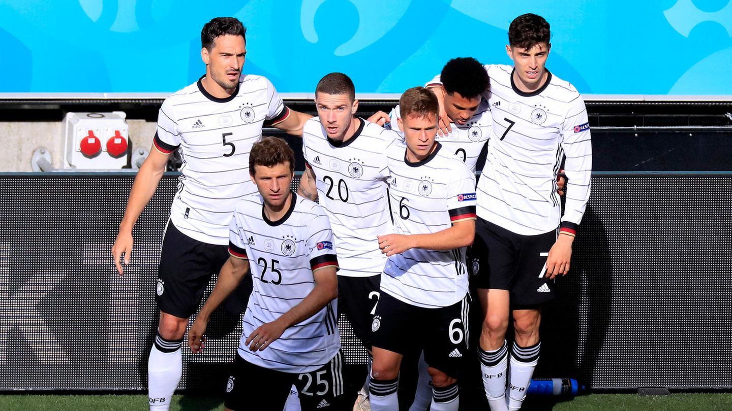 Deutschland  Aussichten: unvorhersehbar  Das DFB-Team ist eine Wundertüte. Dem begeisternden Spiel gegen Portugal folgte die schwerfällige und teils desolate Vorstellung gegen Ungarn. Die Mannschaft hat unendlich viel Potenzial, aber Trainer Joachim Löw fehlt manchmal das Händchen, die Taktik und Auswahl der Spieler zu einem funktionierenden Mix zusammenzurühren und das Team zu motivieren. Zudem schleppt sie alte Schwächen durch das Turnier wie das unkonzentrierte Abwehrverhalten, das phasenweise Slapstick-Charakter annimmt (siehe Ungarn). Deswegen sind Vorhersagen kaum möglich.