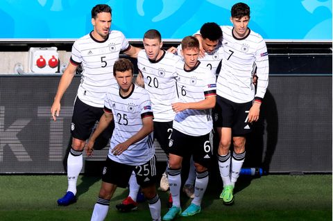 Deutschland  Aussichten: unvorhersehbar  Das DFB-Team ist eine Wundertüte. Dem begeisternden Spiel gegen Portugal folgte die schwerfällige und teils desolate Vorstellung gegen Ungarn. Die Mannschaft hat unendlich viel Potenzial, aber Trainer Joachim Löw fehlt manchmal das Händchen, die Taktik und Auswahl der Spieler zu einem funktionierenden Mix zusammenzurühren und das Team zu motivieren. Zudem schleppt sie alte Schwächen durch das Turnier wie das unkonzentrierte Abwehrverhalten, das phasenweise Slapstick-Charakter annimmt (siehe Ungarn). Deswegen sind Vorhersagen kaum möglich.