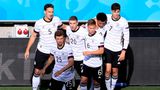 Deutschland  Aussichten: unvorhersehbar  Das DFB-Team ist eine Wundertüte. Dem begeisternden Spiel gegen Portugal folgte die schwerfällige und teils desolate Vorstellung gegen Ungarn. Die Mannschaft hat unendlich viel Potenzial, aber Trainer Joachim Löw fehlt manchmal das Händchen, die Taktik und Auswahl der Spieler zu einem funktionierenden Mix zusammenzurühren und das Team zu motivieren. Zudem schleppt sie alte Schwächen durch das Turnier wie das unkonzentrierte Abwehrverhalten, das phasenweise Slapstick-Charakter annimmt (siehe Ungarn). Deswegen sind Vorhersagen kaum möglich.