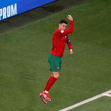 Portugal  Aussichten: Ronaldo wird sich verabschieden  Guter Start gegen Ungarn, Pleite gegen Deutschland, starker Auftritt gegen Frankreich. Portugal ist Titelverteidiger und gehört zum erlauchten Favoritenkreis. Im Achtelfinale bekommen sie es allerdings mit Belgien zu tun. Und das könnte ein Problem sein. Denn die Defensive der Portugiesen ist im Gegensatz zur Offensive (Ronaldo, Silva, Jota) nicht ganz so stark. Sechs Gegentore in der Vorrunde sind der Beweis (davon zwei Eigentore gegen Deutschland!).