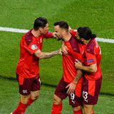 Schweiz  Aussichten: Die Schweizer fliegen gegen Frankreich raus  Gegen Wales den Sieg verpasst, gegen Italien unterirdisch schlecht gespielt, nur gegen die Türkei gewonnen (das haben alle). Wenn man sein Potenzial nicht ausschöpft, erreicht man nur Platz drei in der Vorrunden-Tabelle und spielt zur Strafe gegen Weltmeister Frankreich. Es wäre mehr drin gewesen für die Eidgenossen.