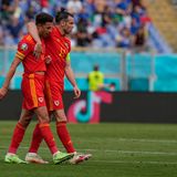 Wales  Aussichten: Offenes Achtelfinale gegen Dänemark  Wales hat eine robuste Defensive und mit Aaron Ramsey und Gareth Bale zwei Superstars in der Offensive. Die Leistungen der Waliser waren bislang nicht immer überzeugend, aber für das Achtelfinale hat es trotzdem gereicht. Gegen Dänemark ist der Ausgang offen, beide Mannschaften sind etwa gleichstark. Der Nachteil der Waliser: Sie werden nicht von einer emotionalen Welle getragen, wie es bei den Dänen nach dem Eriksen-Vorfall der Fall ist.