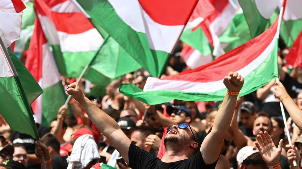 Ungarische Fans mit vielen Landsfahnen im EM-Stadion in Budapest