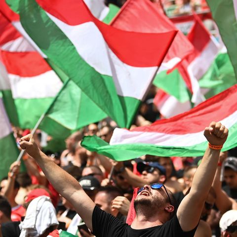 Ungarische Fans mit vielen Landsfahnen im EM-Stadion in Budapest