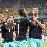 Österreich  Aussichten: Weiterkommen gegen Italien eher unwahrscheinlich  Die Österreicher sind in der Vorrundengruppe hinter den Niederländern mit sechs Punkten solider Zweiter geworden. Kein anderer Zweitplatzierter war so gut. Und da die Ösis zum ersten Mal in einem EM-Achtelfinale stehen, ist die Euphorie riesig. Viel wird darauf ankommen, welche Rolle David Alaba spielen wird. In den ersten beiden Partien war er als Chef der Dreierkette in der Defensive gebunden, im dritten Spiel gegen die Ukraine hatte er auf der Außenbahn mehr Freiheiten, was dem Spiel der Österreicher gut getan hat. Dennoch: Im Achtelfinale gegen Italien ist Österreich Außenseiter.