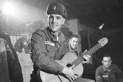 Heute wäre das wohl undenkbar: Ende der 1950er Jahre war Elvis Presley ein globaler Superstar - und wurde dennoch für den Wehrdienst eingezogen. Vom 1. Oktober 1958 bis zum 2. März 1960 lebte der populäre Musiker in Deutschland und diente in der 3. US-Panzerdivision im hessischen Friedberg. Zwischendurch griff er sogar noch zur Gitarre - allerdings nur zur Belustigung seiner Kameraden.