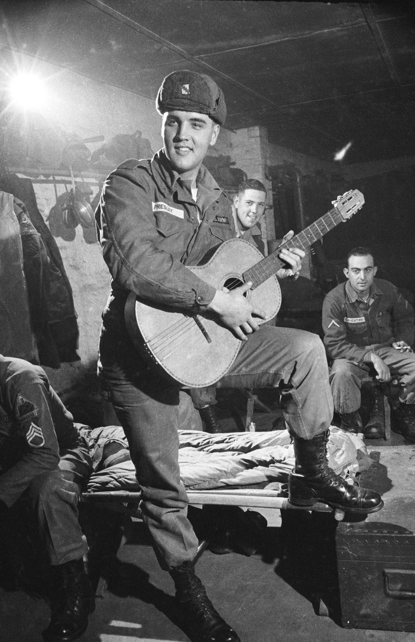 Heute wäre das wohl undenkbar: Ende der 1950er Jahre war Elvis Presley ein globaler Superstar - und wurde dennoch für den Wehrdienst eingezogen. Vom 1. Oktober 1958 bis zum 2. März 1960 lebte der populäre Musiker in Deutschland und diente in der 3. US-Panzerdivision im hessischen Friedberg. Zwischendurch griff er sogar noch zur Gitarre - allerdings nur zur Belustigung seiner Kameraden.