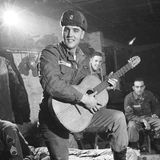 Heute wäre das wohl undenkbar: Ende der 1950er Jahre war Elvis Presley ein globaler Superstar - und wurde dennoch für den Wehrdienst eingezogen. Vom 1. Oktober 1958 bis zum 2. März 1960 lebte der populäre Musiker in Deutschland und diente in der 3. US-Panzerdivision im hessischen Friedberg. Zwischendurch griff er sogar noch zur Gitarre - allerdings nur zur Belustigung seiner Kameraden.